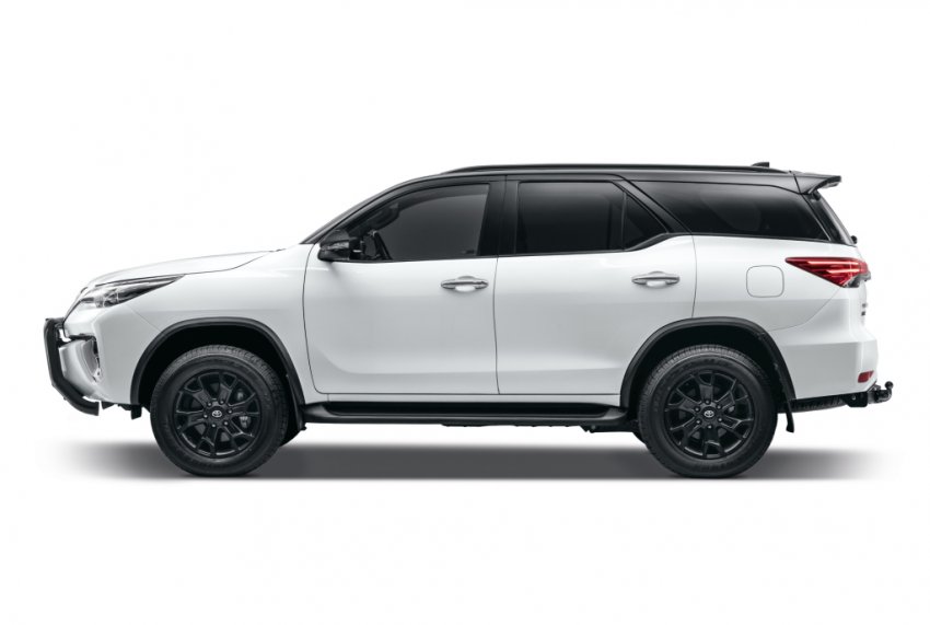Обновленный Toyota Fortuner будет похож на RAV4 (фото без камуфляжа)