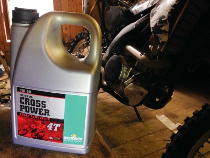Через Сколько Моточасов Менять Масло в Мотоцикле Кросс. Проверка качества Через Сколько Моточасов Менять Масло в Мотоцикле Кросс. Проверка качества