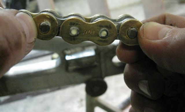 Как Проверить Натяжку Цепи на Кроссовом Мотоцикле • Модификации мотоцикла Как Проверить Натяжку Цепи на Кроссовом Мотоцикле • Модификации мотоцикла