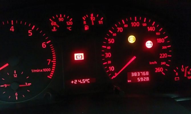 Ауди Горит Восклицательный Знак в Треугольнике… 13 французская мастерская Ауди Горит Восклицательный Знак в Треугольнике… 13 французская мастерская