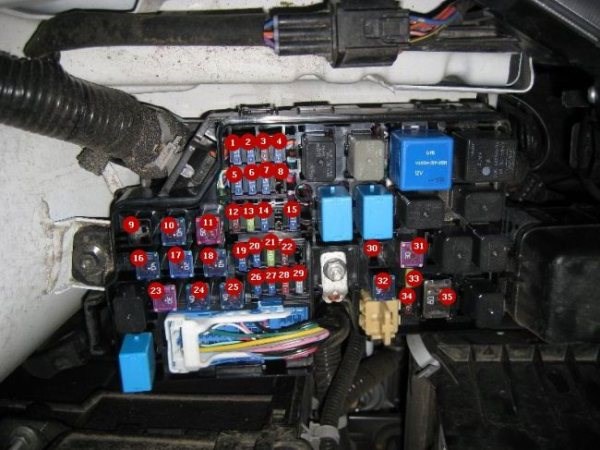 Мазда 3 не Горит Подсветка Пепельницы. Блоки под капотом Мазда 3 не Горит Подсветка Пепельницы. Блоки под капотом